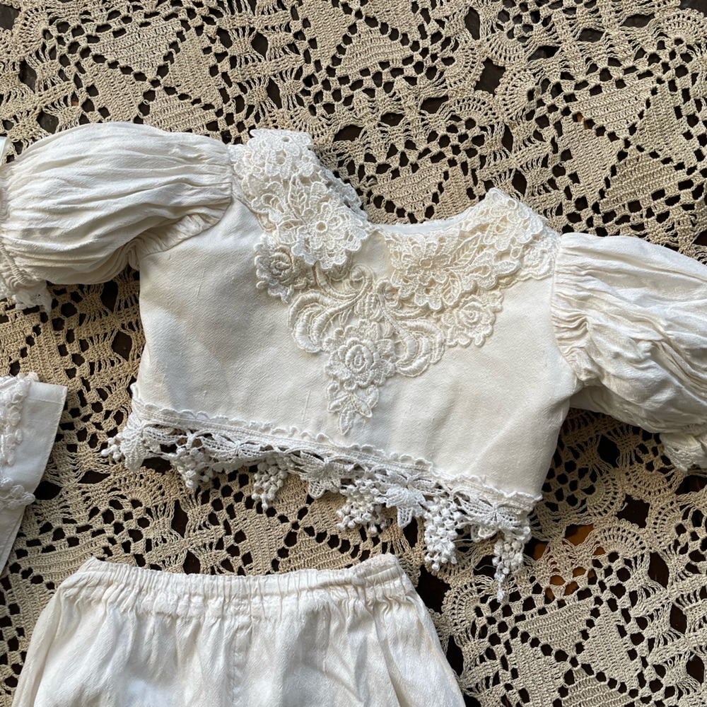 Vintage Handmaiden Ivory Silk Baby Outfit 3 piece Set Top Bloomers & Hat 6M - Picture 8 of 12